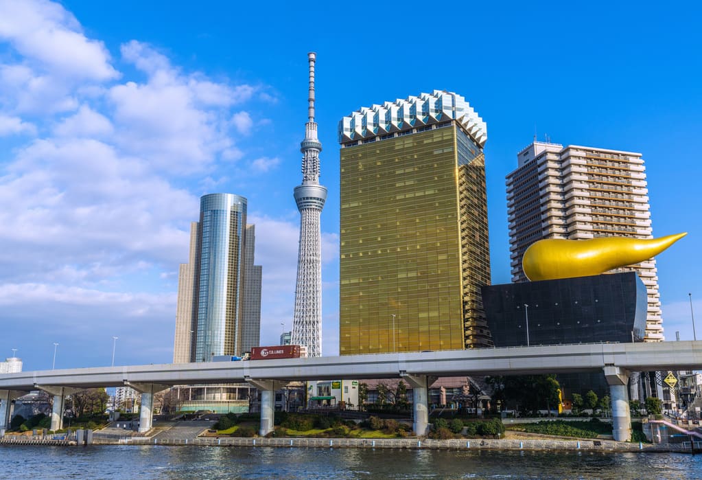 スカイツリーや金のオブジェが見える地域