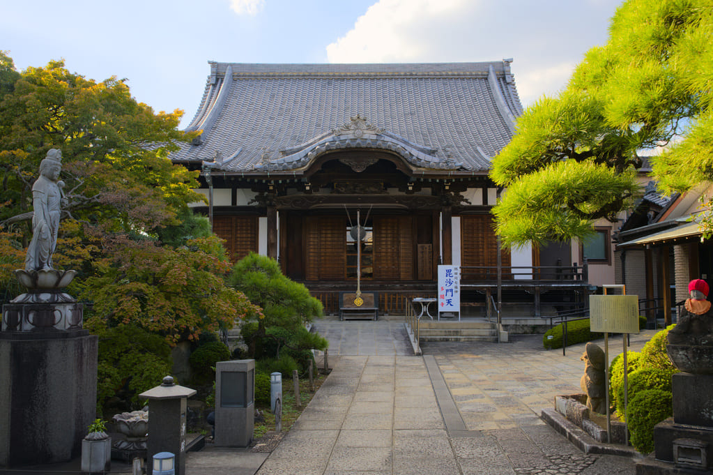 隅田七福神の一つであり貴重な山門が魅力の多聞寺