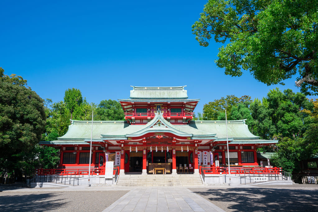 勇壮な水掛け祭りで知られる富岡八幡宮