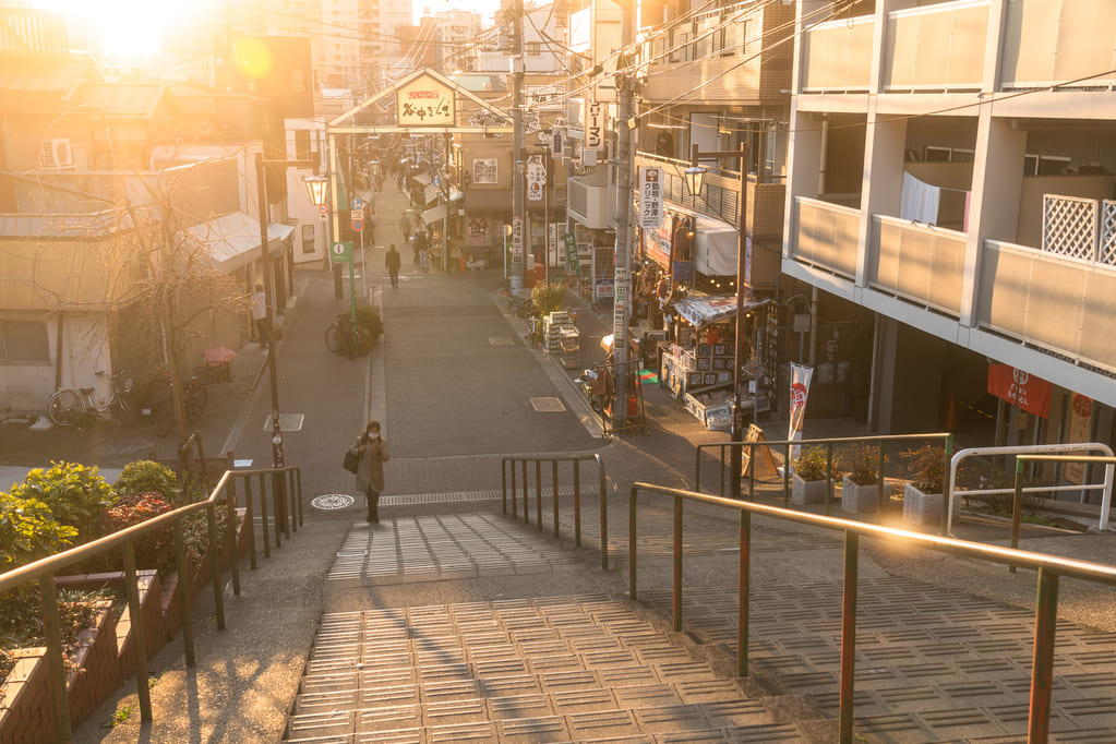 レトロな雰囲気が人気の谷中の周辺施設 谷中は、レトロな街並みなどが人気を集め、谷根千の一角として国内外から多くの観光客が訪れるスポットになっています。 谷中で訪れたい観光スポットをはじめ、谷中で利用できる商業施設や公共施設をご紹介します。 谷中の観光スポット 谷中には、どんな観光スポットがあるのでしょうか。 おすすめの観光スポットをご紹介します。 谷中霊園 谷中霊園は、霊園ではありますが、歴史があり、有名人の墓もあるので、歴史ファンや有名人のファンなどが訪れるスポットになっています。 霊園内には、幸田露伴の小説「五重塔」のモデルとされる天王寺五重塔の跡があるほか、徳川慶喜や渋沢栄一など歴史的な著名人や横山大観や鏑木清方などの芸術家、俳優の森繫久彌などの墓があり、墓参に訪れる方も少なくありません。 住所　台東区谷中7-5-24 電話番号　03-3821-4456 営業時間　8:30～17:15 ▼東京都公園協会公式ホームページ https://www.tokyo-park.or.jp/reien/yanaka/index.html 大名時計博物館 大名時計博物館は、陶芸家の上口愚朗がコレクションした大名時計を展示するユニークな博物館です。 大名時計とは、江戸時代に大名が抱えていた時計師たちが製造した時計のことで、櫓時計、台時計、枕時計など珍しい時計を鑑賞することができます。 住所　東京都台東区谷中2-1-27 電話番号　03-3821-6913 営業時間　10時～16時（休館日 : 月曜日・夏季・12/25～1/14） ▼台東区公式観光情報サイト https://t-navi.city.taito.lg.jp/spot/tabid90.html?pdid1=335 HAGISO HAGISOは、築68年の木造アパートを改修した最小文化複合施設であり、谷中の昭和レトロな建物の雰囲気を楽しめると注目されています。 1階はカフェHAGI CAFEとギャラリーのHAGI ARTがあり、2階にはホテルのレセプション&ショップhanare、日替わりのサロンHAGI SALONが備わっています。 HAGI ARTでは、若手アーティストの個展やHAGISOキュレーションによる展示が毎月催されているので、アート好きの方におすすめです。 コンサートやダンスパフォーマンスが開催されることもあるので、事前にスケジュールをチェックしてみましょう。 カフェHAGI CAFEでは、ハンドドリップコーヒーや自家製のケーキや人気のパフェをはじめ、八百屋さんや肉屋さん魚屋さんなど地元の商店から仕入れた季節の食材を使ったメニューを楽しむことができます。 住所　東京都台東区谷中3-10-25 電話番号　03-5832-9808 営業時間　8:00 ～10:30 、 平日12:00～17:00 、 土・日・祝 12:00～ 20:00 ▼HAGISO公式ホームページ https://hagiso.com/hagiso/ スカイザバスハウス スカイザハウスの注目ポイントは、谷中で200年の歴史を紡ぎ、惜しまれながら閉館した銭湯の柏湯をリノベーションして現代アートに特化したギャラリースペースを開設したことです。 モルタルの床に白い壁面、高い天井など銭湯ながらの空間が広がっています。 創設は1993年で、さまざまな展覧会やコミッションプロジェクトが開催されています。 日本の現代アート創世記を導いた李禹煥や大型彫刻で国際的な注目を集める遠藤利克や森万里子をはじめ、名和晃平や和田礼治郎といった次世代アーティストの作品を楽しむことが可能です。 海外のアーティストも積極的に招き入れており、何翔宇やアニッシュ・カプーアやダレン・アーモンド、アピチャッポン・ウィーラセタクンなどの作品に触れることもできます。 国内外における現代アートの潮流をつなぐスポットとして、アート好きな方や銭湯を改装した建物を見てみたい方におすすめです。 住所　東京都台東区谷中 6-1-23 柏湯跡 電話番号　03-3821-1144 営業時間　12:00～18:00（日・月・祝日 休廊） ▼SCAI公式ホームページ https://www.scaithebathhouse.com/ja/ 谷中の商業施設 谷中には、昔ながらの谷中銀座商店街はありますが、大型商業施設はありません。 ただし、最寄り駅となる日暮里の駅前には大型商業施設があります。 駅構内にあるため、通勤時や業後、営業などでJR線を利用する際に立ち寄ることができます。 エキュート日暮里 エキュート日暮里は、江戸時代の日暮里をイメージし、ひぐらしの里ー日暮里の下町情緒にトレンドを採り入れたエキナカ商業施設です。 駅ビルとは異なり改札内にあるので、駅構内や電車を利用する方でないと使えない点は注意しましょう。 不易流行をコンセプトにしており、日々の生活に役立つさまざまなショップが揃えられています。 和洋惣菜やおにぎりなどランチや夕食に役立つ食品、焼き立てのベーカリーや毎日のご褒美やおもたせに役立つ和菓子や洋菓子のお店が多彩です。 服飾雑貨や書店、フラワーショップなども揃っており、日々日暮里駅を利用する方のニーズに対応してくれます。 谷中・根津・千駄木エリア歩きを紹介した谷根千MAPの配布など、観光情報の発信もしています。 住所　東京都荒川区西日暮里2-19 JR東日本 日暮里駅構内 電話番号　03-3806-8910（代表） 営業時間　 コンビニエンスストア 6:20～23:30（6:20～23:00） カフェ・ベーカリー・すし店・おにぎり 7:00～22:00（7:00～20:30） 弁当・惣菜 9:00～22:00（9:00～20:30） スイーツ・グッズ 9:30～22:00（9:00～20:30） プレミィ・コロミィ 8:00～22:00（日・祝日8:00～21:00） ▼エキュート日暮里公式ホームページ https://www.ecute.jp/nippori/ 谷中の公共施設 谷中にはどのような公共施設があるのでしょうか。 谷中には、谷中防災コミュニティセンターがあり、その1階に西部区民事務所谷中分室、1階と2階に谷中区民館、2階に谷中児童館と谷中こどもクラブ、3階に中央図書館谷中分室が揃っています。 また地域の防災機能を備えており、防災広場の初音の森も隣接しています。 谷中エリアでオフィスを構える場合に、大規模地震など万が一の災害があった際の防災拠点となりますので、位置や機能を確認するとともに、日頃から利用して親しんでおくことで、万が一の際に役立つのではないでしょうか。 オフィスワーカーにも役立つ主な施設についてご紹介します。 谷中区民館 集会室・洋室、調理室、和室、80席の多目的ホール、トレーニング室があります。 予約制で研修やセミナー、会議、イベントなどに利用することができます。 運動不足の解消のために使えるトレーニング室はトレーナーがいる時間帯のみとなっていますが、その分ケガのリスクなく安心のトレーニングができるので、初心者にもおすすめです。 住所　東京都台東区谷中5-6-5 電話番号　03-3828-9292 営業時間　9時～22時（休館日：第2日曜日、年末年始12月29日～1月3日） ▼台東区公式ホームページ https://www.city.taito.lg.jp/kusei/shisetsu/hall/kuminkan/kuminkan7.html 中央図書館谷中分室 子どもから中高生向けの図書が充実しています。 利用登録できるのは、台東区内在住・在勤・在学の方と東京23区内在住の方です。 利用登録時には本人確認書類が必要です。 谷中のオフィスにお勤めの方や在学の方は、本人確認書類に加えて、在勤・在学の確認できるものが求められます。 名刺は不可なので、社員証などを持参しましょう。 住所　東京都台東区谷中5-6-5 電話番号　03-3824-4041 営業時間　 月曜日から土曜日まで 9時30分～21時 日曜日 9時30分～17時 年始開館初日 10時30分～21時（日曜日にあたる時は17時まで） 休館日： 月曜日（第2日曜日の翌日、第5月曜日は開館）、祝日、第2日曜日、第5月曜日の前日、第3木曜日（祝日にあたる時はその翌日も休館）、年末年始（12月29日～1月3日）、特別整理期間 ▼台東区立図書館公式ホームページ https://www.city.taito.lg.jp/library/lib-annai/yanaka/index.html 西部区民事務所谷中分室 転入・転出・転居の届出、住民票の写しの交付など、身近な窓口業務に対応しています。 台東区役所まで出向けなくても、簡単な手続きが可能です。 住所　東京都台東区谷中5-6-5 電話番号　03-3828-9291 営業時間　8時30分～17時 休館日：土曜日、日曜日、祝日、年末年始（12月29日～1月3日） ▼台東区公式ホームページ https://www.city.taito.lg.jp/kusei/shisetsu/kuyakusho/jimushocenter/jimusho_bunshitsu/yanaka.html まとめ 谷中は昔ながらの商店街をはじめ、夕やけだんだんや七福猫などの見どころ、アートサロンなどの見どころもたくさんあります。 下町風情を楽しみながら散策するのがおすすめです。 【上野・谷中】の賃貸オフィスはこちらから。